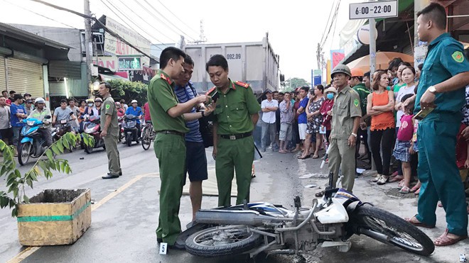 Xe ben chạy vào đường cấm, tông chết một cô gái ở TP.HCM - Ảnh 1. Xe ben chạy vào đường cấm, tông chết một cô gái ở TP.HCM - Ảnh 1.