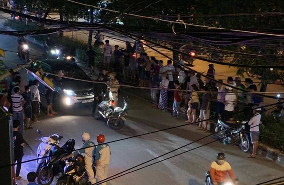 Tài xế ô tô bỏ chạy, tông ngã xe CSGT khi bị yêu cầu dừng kiểm tra nồng độ cồn - Ảnh 1. Tài xế ô tô bỏ chạy, tông ngã xe CSGT khi bị yêu cầu dừng kiểm tra nồng độ cồn - Ảnh 1.