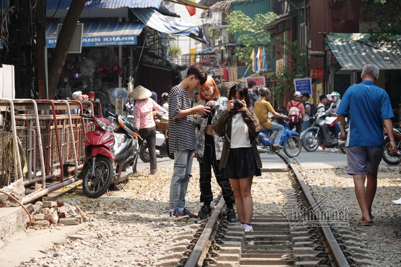 Phạt bán cà phê đường tàu ở Hà Nội như bắt cóc bỏ đĩa - Ảnh 7. Phạt bán cà phê đường tàu ở Hà Nội như bắt cóc bỏ đĩa - Ảnh 7.