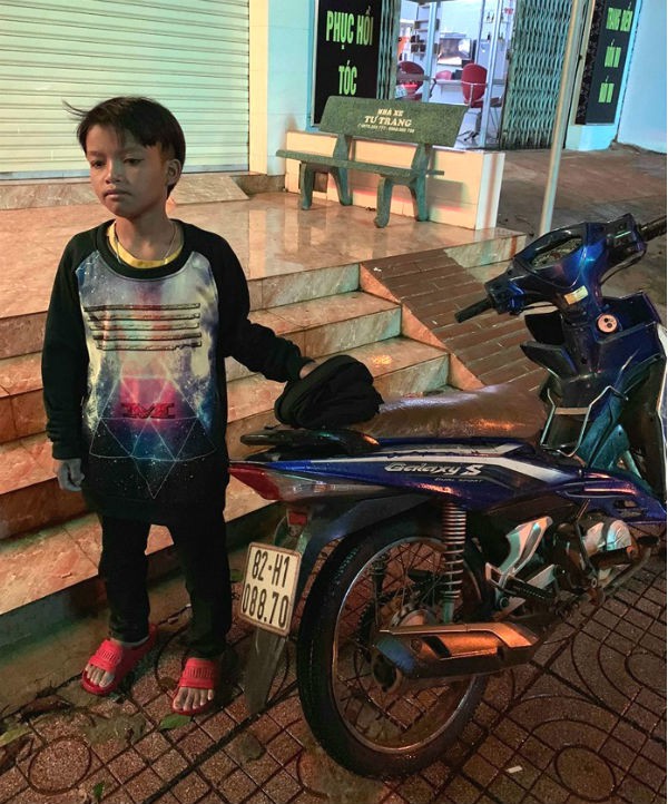 Bé trai 13 tuổi chạy xe máy gần 300km từ Kon Tum sang Đắk Lắk - Ảnh 1.