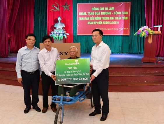 Ban lãnh đạo Vietcombank tham gia đoàn công tác cùng Bộ trưởng Tô Lâm thăm và tặng quà các đ/c thương binh tại Thuận Thành – Bắc Ninh - Ảnh 3.