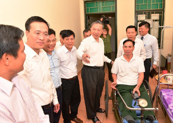 Ban lãnh đạo Vietcombank tham gia đoàn công tác cùng Bộ trưởng Tô Lâm thăm và tặng quà các đ/c thương binh tại Thuận Thành – Bắc Ninh - Ảnh 4.