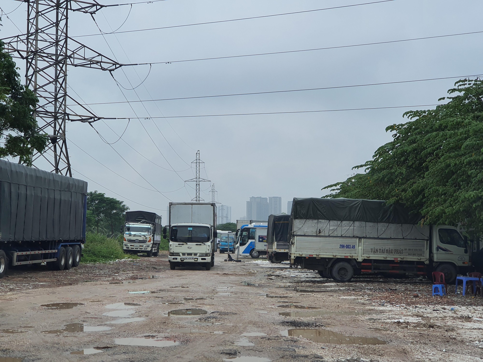 Hà Nội: Bãi xe lậu rộng hàng nghìn m2, chính quyền không hay biết? - Ảnh 2. Hà Nội: Bãi xe lậu rộng hàng nghìn m2, chính quyền không hay biết? - Ảnh 2.