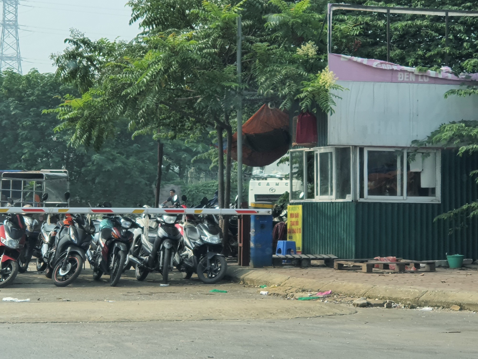 Hà Nội: Bãi xe lậu rộng hàng nghìn m2, chính quyền không hay biết? - Ảnh 4. Hà Nội: Bãi xe lậu rộng hàng nghìn m2, chính quyền không hay biết? - Ảnh 4.