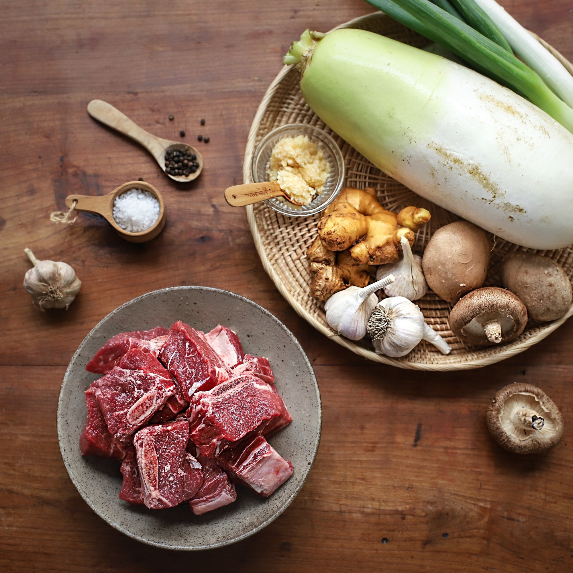 Học người Hàn cách nấu canh sườn ngọt thơm lạ miệng, ăn là thích ngay - Ảnh 1. Học người Hàn cách nấu canh sườn ngọt thơm lạ miệng, ăn là thích ngay - Ảnh 1.