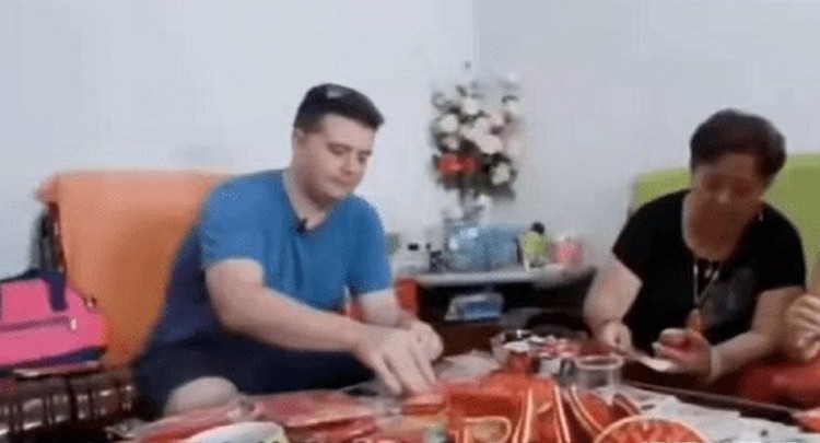 Thú vị cảnh chàng trai mặc cả để thoát tiền thách cưới - Ảnh 2. Thú vị cảnh chàng trai mặc cả để thoát tiền thách cưới - Ảnh 2.