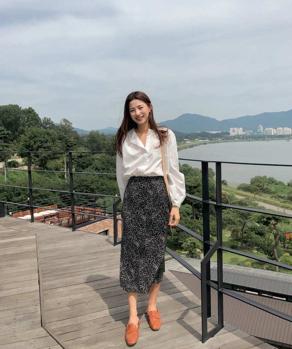 12 ý tưởng diện áo sơ mi/blouse + chân váy giúp nàng công sở tỏa sáng hơn cả nắng thu - Ảnh 2. 12 ý tưởng diện áo sơ mi/blouse + chân váy giúp nàng công sở tỏa sáng hơn cả nắng thu - Ảnh 2.