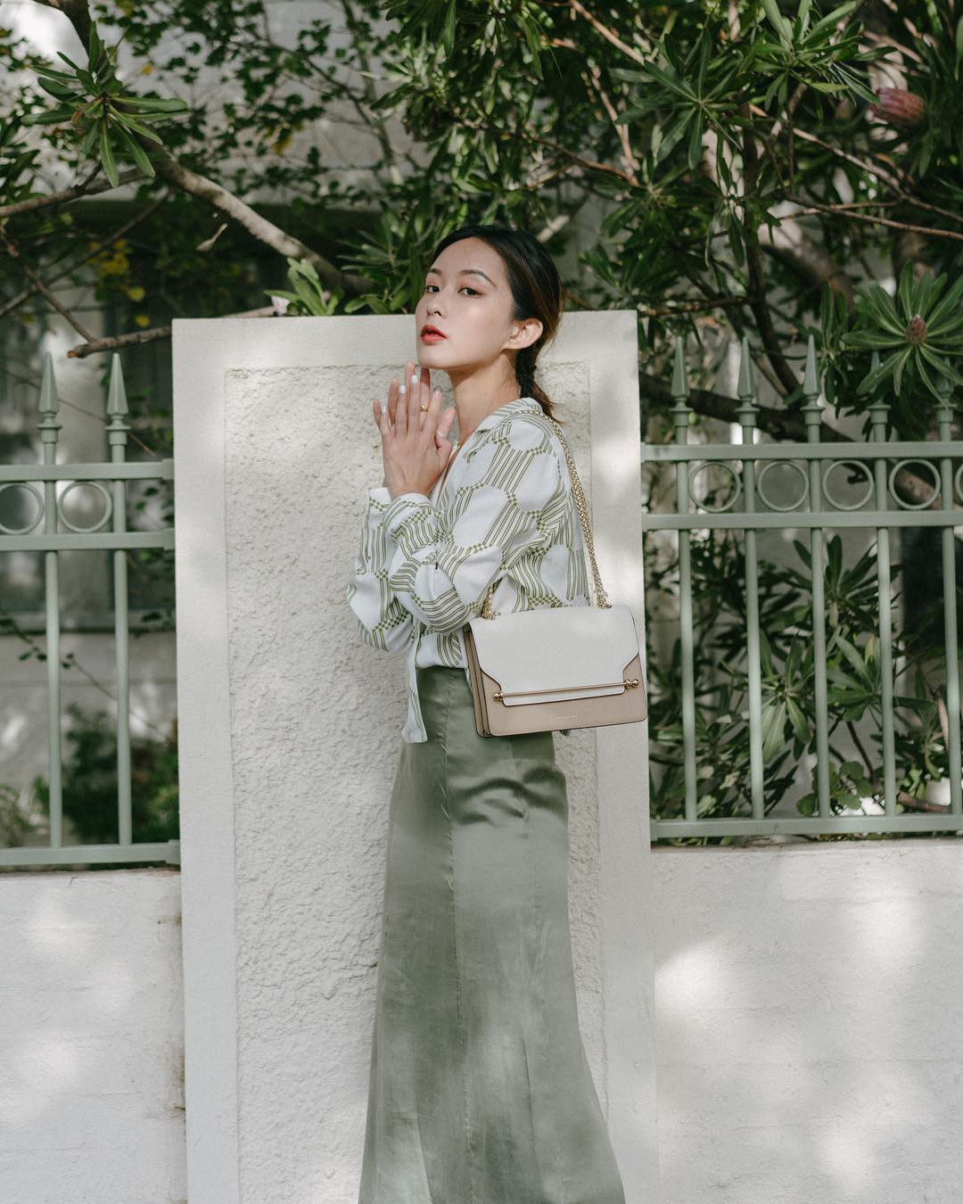 12 ý tưởng diện áo sơ mi/blouse + chân váy giúp nàng công sở tỏa sáng hơn cả nắng thu - Ảnh 8. 12 ý tưởng diện áo sơ mi/blouse + chân váy giúp nàng công sở tỏa sáng hơn cả nắng thu - Ảnh 8.