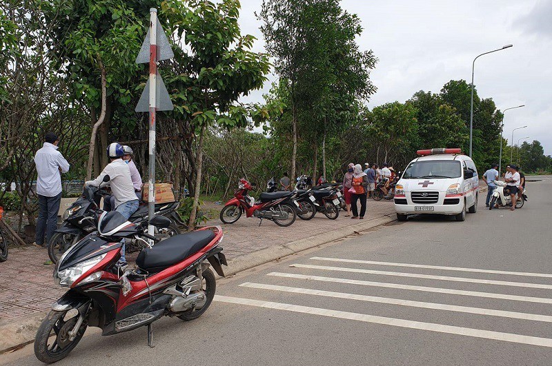 Người đàn ông chết trong tư thế treo cổ bên sông Sài Gòn - Ảnh 1. Người đàn ông chết trong tư thế treo cổ bên sông Sài Gòn - Ảnh 1.