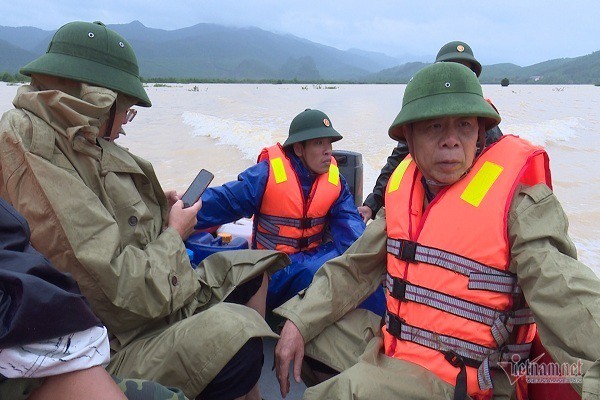 Phó chủ tịch huyện ở Quảng Bình vật lộn giữa dòng nước lũ suốt 1km - Ảnh 1.