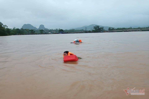 Phó chủ tịch huyện ở Quảng Bình vật lộn giữa dòng nước lũ suốt 1km - Ảnh 2.