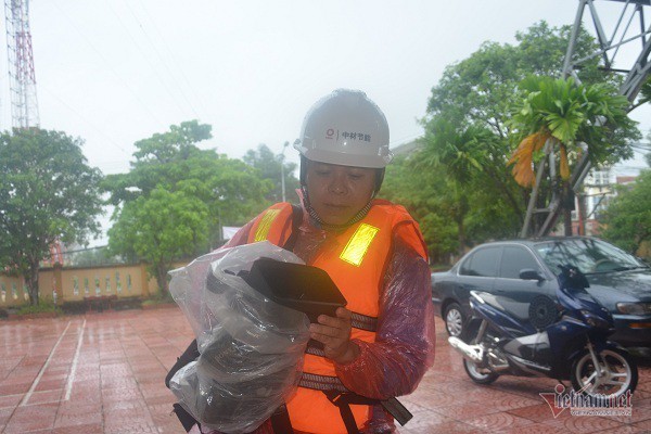 Phó chủ tịch huyện ở Quảng Bình vật lộn giữa dòng nước lũ suốt 1km - Ảnh 3.