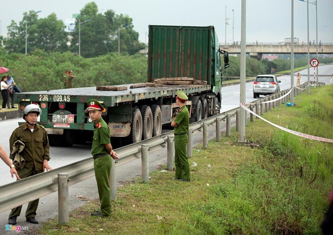 Tài xế xe container đâm Innova đi lùi tiếp tục bị đề nghị truy tố - Ảnh 2. Tài xế xe container đâm Innova đi lùi tiếp tục bị đề nghị truy tố - Ảnh 2.