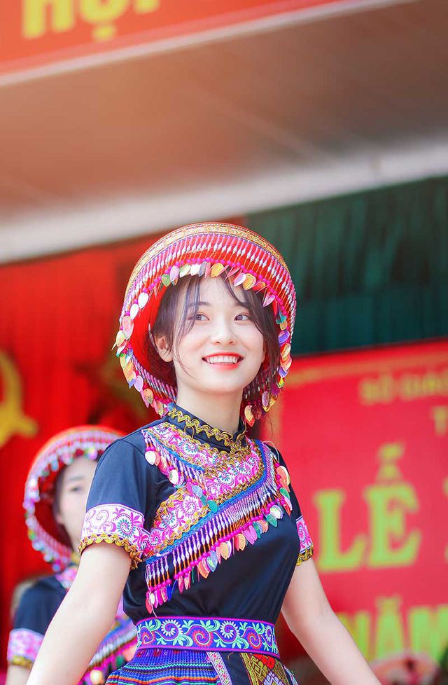 Nữ sinh Thái Nguyên bất ngờ nổi tiếng sau màn biểu diễn trong lễ khai giảng - Ảnh 1.