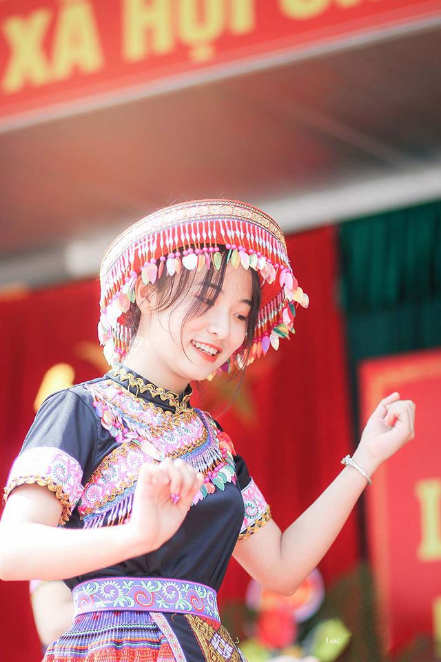 Nữ sinh Thái Nguyên bất ngờ nổi tiếng sau màn biểu diễn trong lễ khai giảng - Ảnh 3.