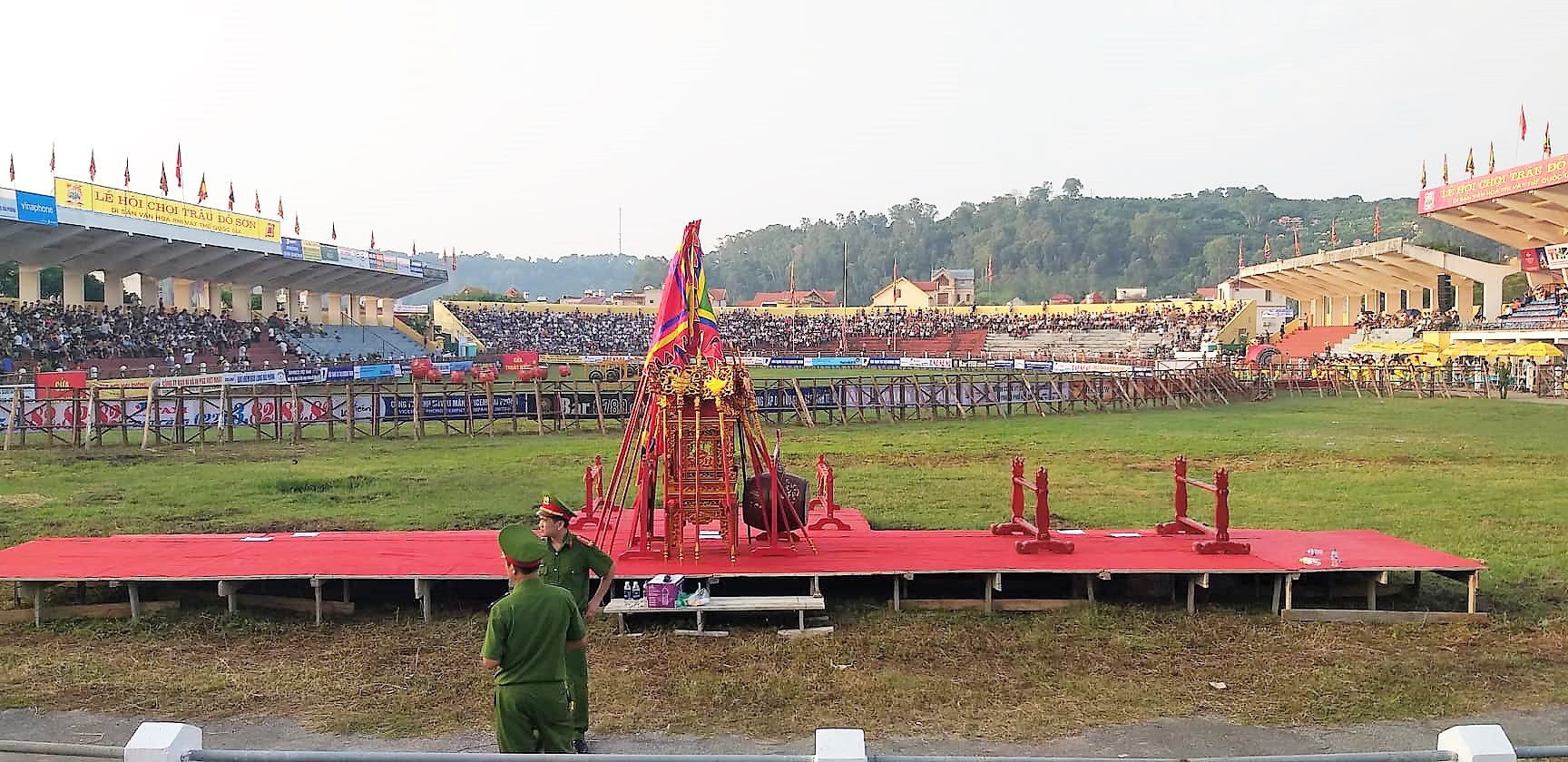 Lễ hội chọi trâu Đồ Sơn 2019 có hiện tượng dùng giấy mời giả bán cho du khách - Ảnh 4. Lễ hội chọi trâu Đồ Sơn 2019 có hiện tượng dùng giấy mời giả bán cho du khách - Ảnh 4.