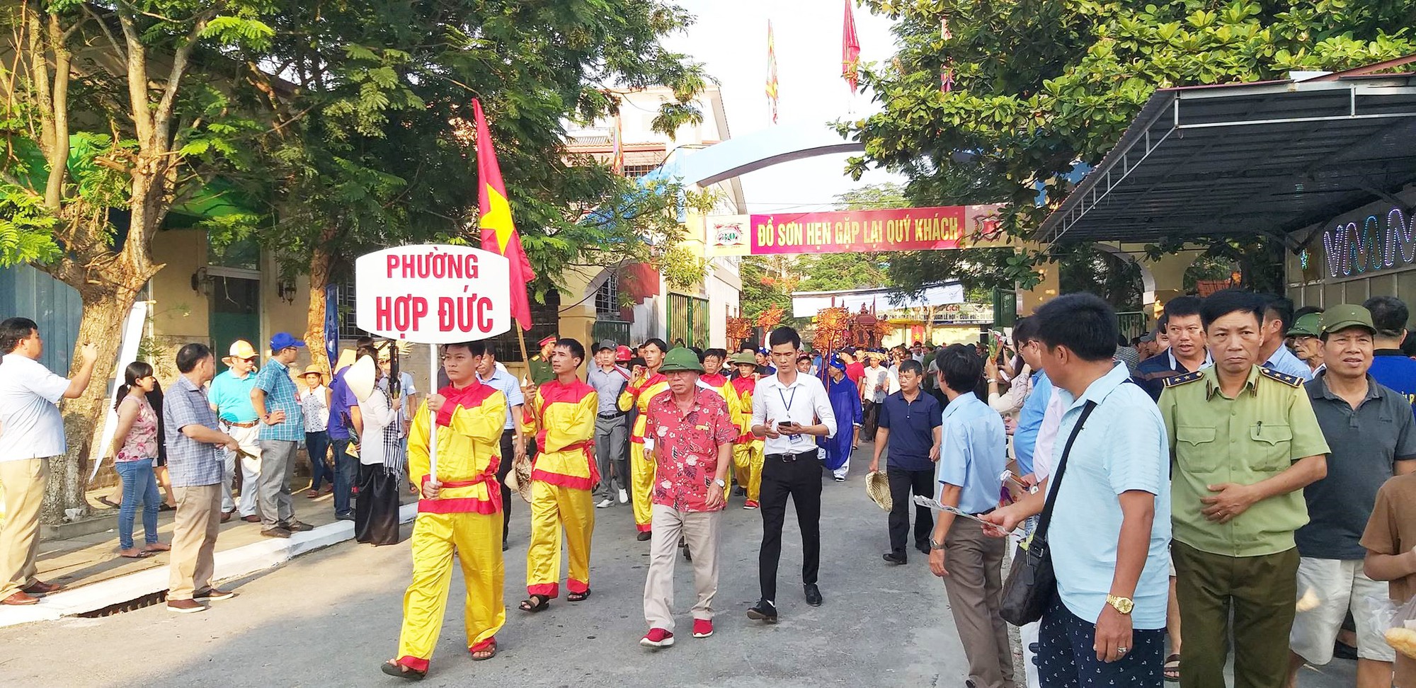Lễ hội chọi trâu Đồ Sơn 2019 có hiện tượng dùng giấy mời giả bán cho du khách - Ảnh 1. Lễ hội chọi trâu Đồ Sơn 2019 có hiện tượng dùng giấy mời giả bán cho du khách - Ảnh 1.