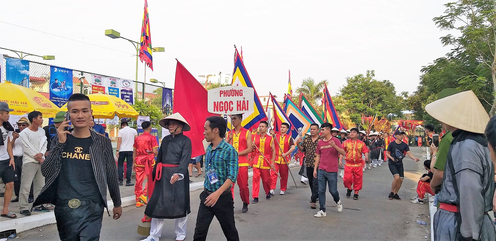 Lễ hội chọi trâu Đồ Sơn 2019 có hiện tượng dùng giấy mời giả bán cho du khách - Ảnh 2. Lễ hội chọi trâu Đồ Sơn 2019 có hiện tượng dùng giấy mời giả bán cho du khách - Ảnh 2.