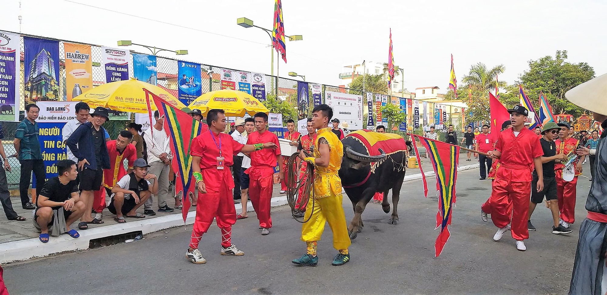 Lễ hội chọi trâu Đồ Sơn 2019 có hiện tượng dùng giấy mời giả bán cho du khách - Ảnh 3. Lễ hội chọi trâu Đồ Sơn 2019 có hiện tượng dùng giấy mời giả bán cho du khách - Ảnh 3.
