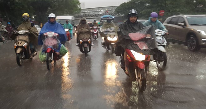 Miền Bắc sắp mưa dông, cảnh báo gió giật, sét sau những ngày nắng nóng - Ảnh 1.