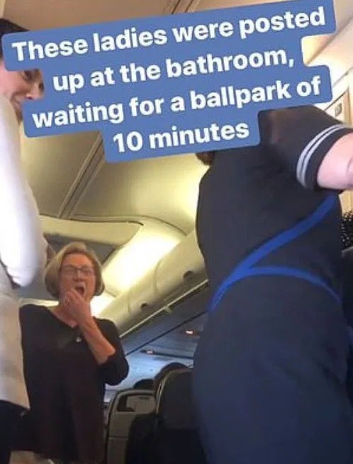 Cặp đôi làm chuyện ấy trong nhà vệ sinh máy bay khiến nhiều hành khách phải chờ đợi, lúc bước ra xấu hổ không dám nhìn ai - Ảnh 2.