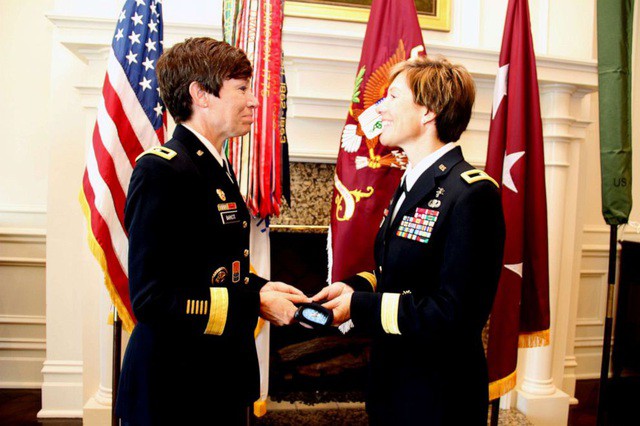  Chân dung cặp chị em gái đầu tiên trở thành tướng lục quân Mỹ  - Ảnh 1.