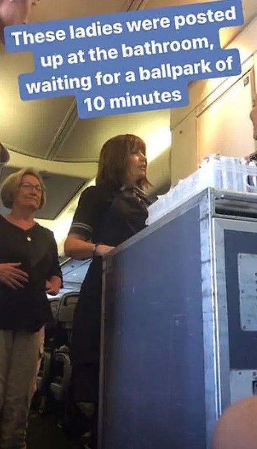 Cặp đôi làm chuyện ấy trong nhà vệ sinh máy bay khiến nhiều hành khách phải chờ đợi, lúc bước ra xấu hổ không dám nhìn ai - Ảnh 3.