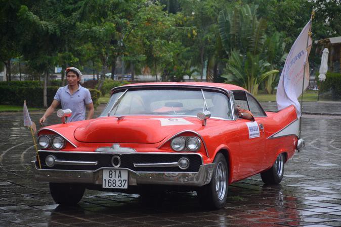 Màn uốn lượn của 140 ô tô, mô tô cổ náo loạn phố cổ Hội An - Ảnh 5.