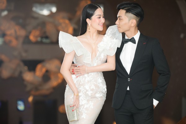 Chồng trẻ Phan Hiền không ngại tình cảm bên Khánh Thi trong đám cưới con gái đại gia Minh Nhựa - Ảnh 7.