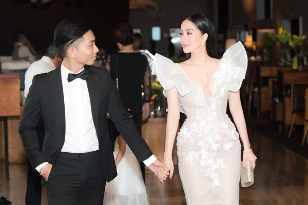 Chồng trẻ Phan Hiền không ngại tình cảm bên Khánh Thi trong đám cưới con gái đại gia Minh Nhựa - Ảnh 9.