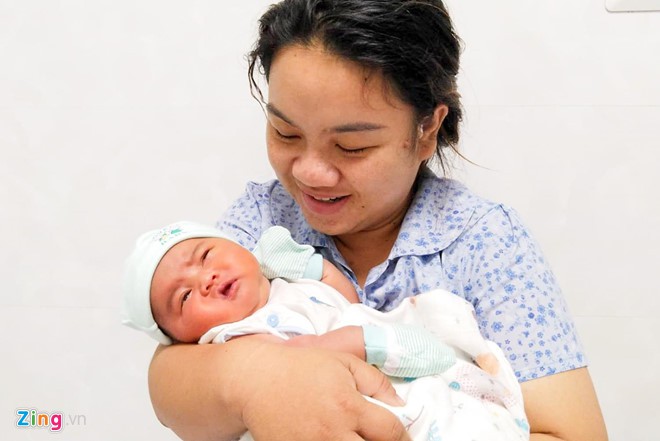 Sản phụ sinh con nặng nhất ở Quảng Ngãi: Tôi vừa mừng vừa lo âu - Ảnh 1.