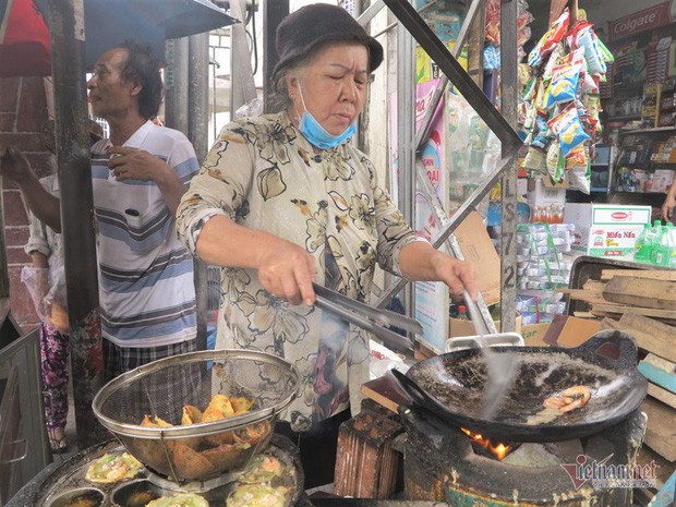 Ăn 5 chiếc bánh xèo, người phụ nữ để lại đứa con 3 tuổi cho chủ quán - Ảnh 4.