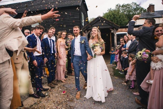 Khu vườn rực rỡ của cặp vợ chồng tự trồng hoa cho đám cưới - Ảnh 7. Khu vườn rực rỡ của cặp vợ chồng tự trồng hoa cho đám cưới - Ảnh 7.