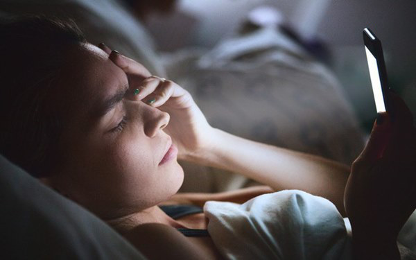 Nếu bạn thường xuyên dùng điện thoại trước khi ngủ thì nhớ làm đủ 4 việc quan trọng này để không tàn phá mắt và não bộ! - Ảnh 3.
