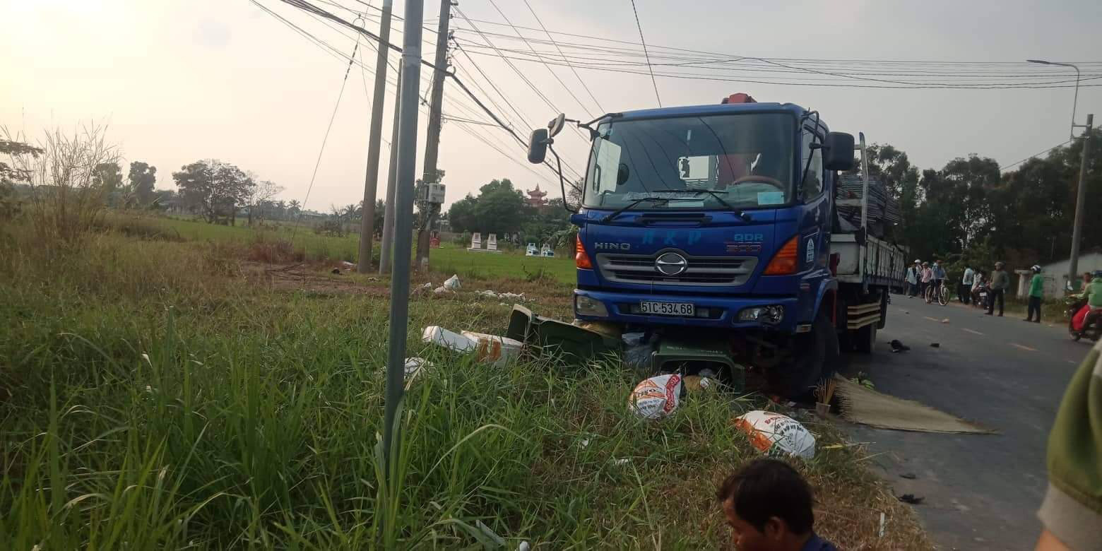 Xe tải va chạm với nhóm học sinh tan trường, hai nữ sinh thương vong - Ảnh 1.
