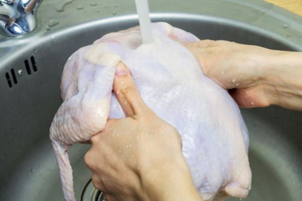 Luộc gà với nước ‘xưa rồi’, chỉ cần dùng lá chanh và muối đảm bảo gà luộc vàng ươm, đậm vị - Ảnh 1.
