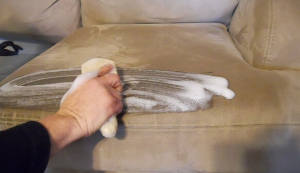 Mẹo làm sạch ghế sofa đón Tết học lỏm từ các chuyên gia vệ sinh - Ảnh 1.