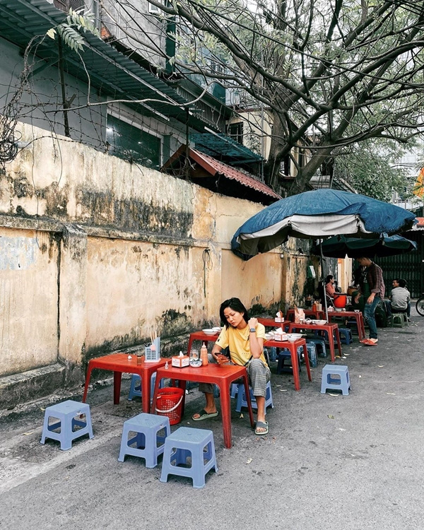 HHen Niê ăn liền hai bát bún, miến ngan lề đường - Ảnh 1.