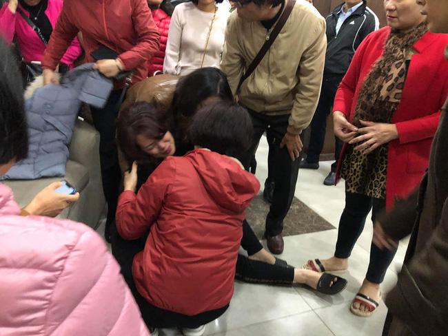 Vụ bé gái 5 tuổi rơi tầng cao chung cư tử vong: Người mẹ gào khóc Cho em ra gặp con, con em còn chưa ăn uống gì - Ảnh 3. Vụ bé gái 5 tuổi rơi tầng cao chung cư tử vong: Người mẹ gào khóc Cho em ra gặp con, con em còn chưa ăn uống gì - Ảnh 3.