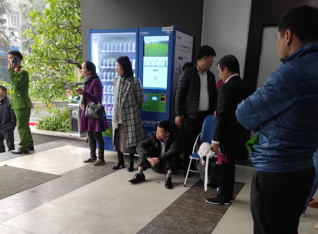 Vụ bé gái 5 tuổi rơi tầng cao chung cư tử vong: Người mẹ gào khóc Cho em ra gặp con, con em còn chưa ăn uống gì - Ảnh 4. Vụ bé gái 5 tuổi rơi tầng cao chung cư tử vong: Người mẹ gào khóc Cho em ra gặp con, con em còn chưa ăn uống gì - Ảnh 4.