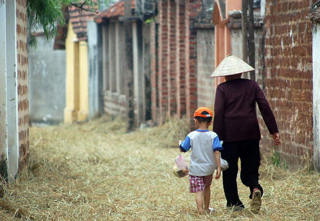 Bóng dáng mẹ và làn khói lam chiều - Ảnh 1.