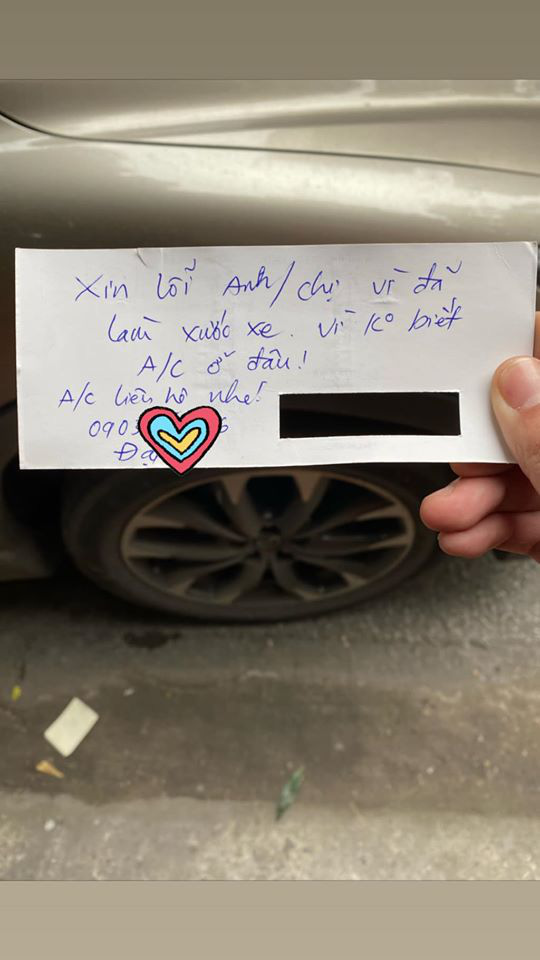 Chiếc ô tô với vết xước và mẩu giấy nhắn xin lỗi kèm số điện thoại khiến bất cứ ai đọc được cũng chẳng thể giận - Ảnh 2.