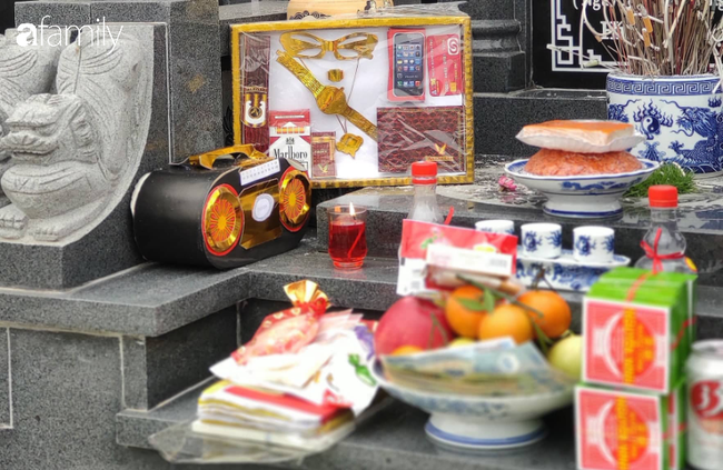 Người Hà Nội sắm sửa điện thoại, đồng hồ cùng con cháu đi tảo mộ mời gia tiên về ăn Tết - Ảnh 3.