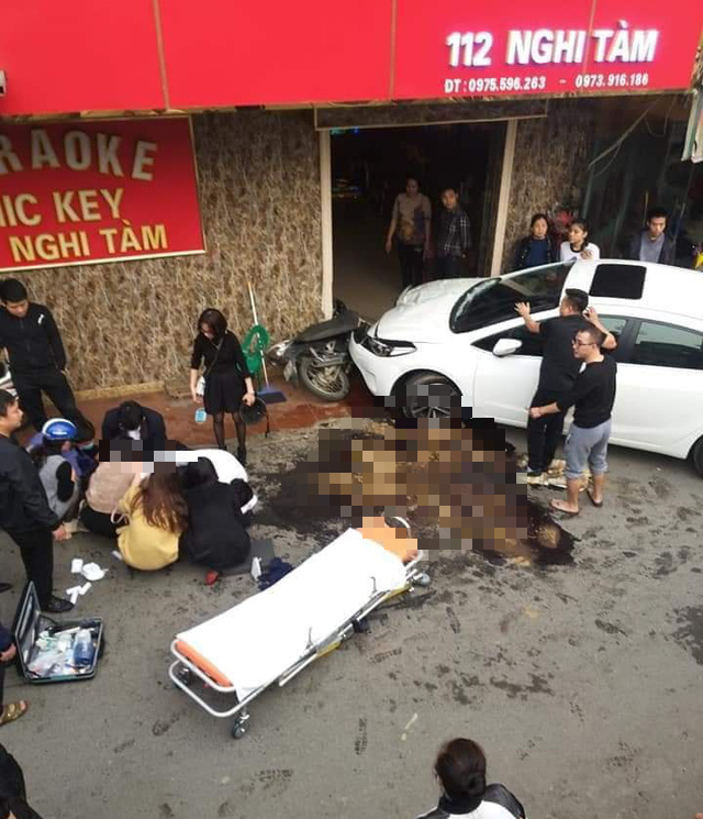 Hà Nội: Ô tô tông xe máy giữa phố đông, 1 người bị thương nặng - Ảnh 1.