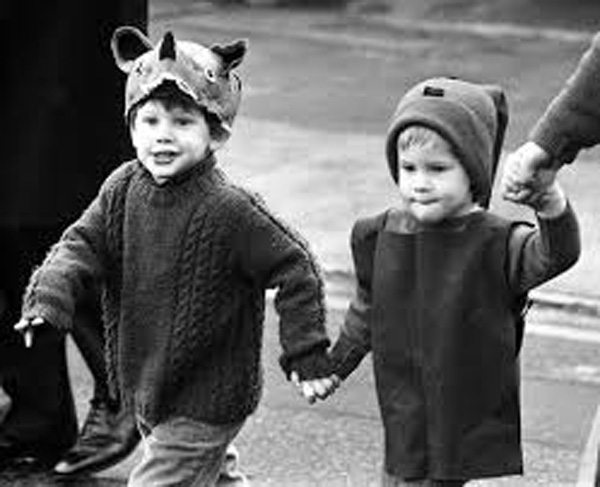 Trước khi đột ngột rời khỏi hoàng gia Anh, Hoàng tử Harry đã có tuổi ấu thơ ngọt ngào bên anh trai như thế này - Ảnh 1.