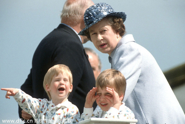 Trước khi đột ngột rời khỏi hoàng gia Anh, Hoàng tử Harry đã có tuổi ấu thơ ngọt ngào bên anh trai như thế này - Ảnh 3.