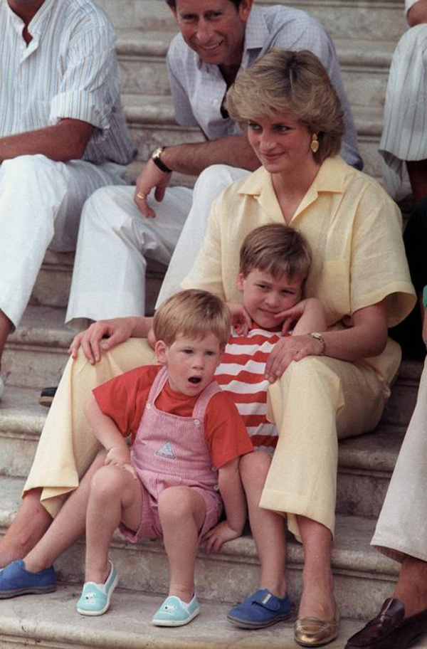 Trước khi đột ngột rời khỏi hoàng gia Anh, Hoàng tử Harry đã có tuổi ấu thơ ngọt ngào bên anh trai như thế này - Ảnh 5.