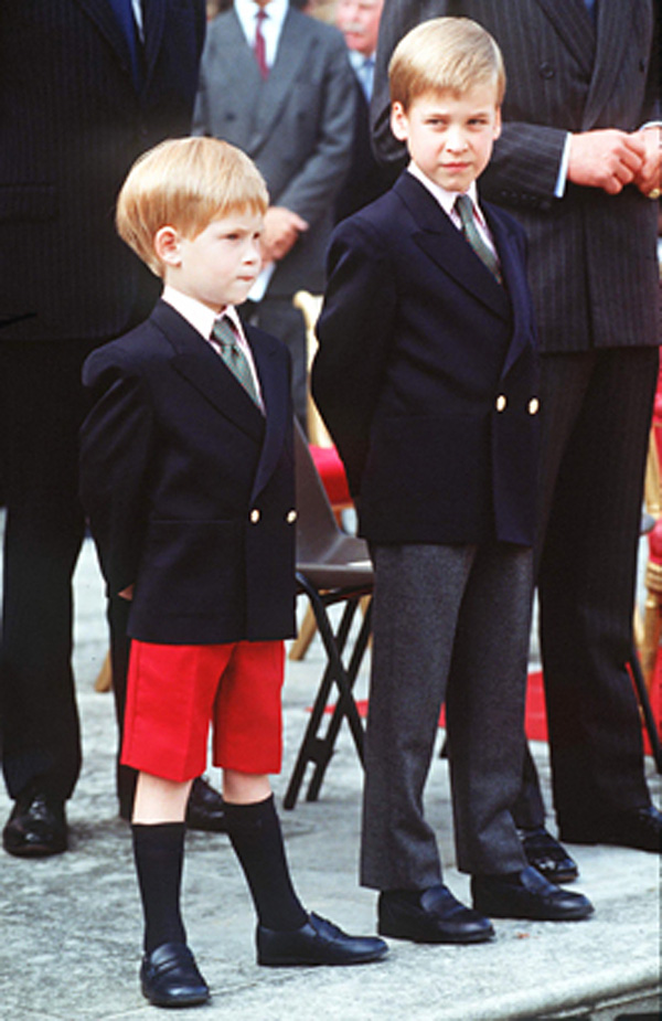 Trước khi đột ngột rời khỏi hoàng gia Anh, Hoàng tử Harry đã có tuổi ấu thơ ngọt ngào bên anh trai như thế này - Ảnh 6.
