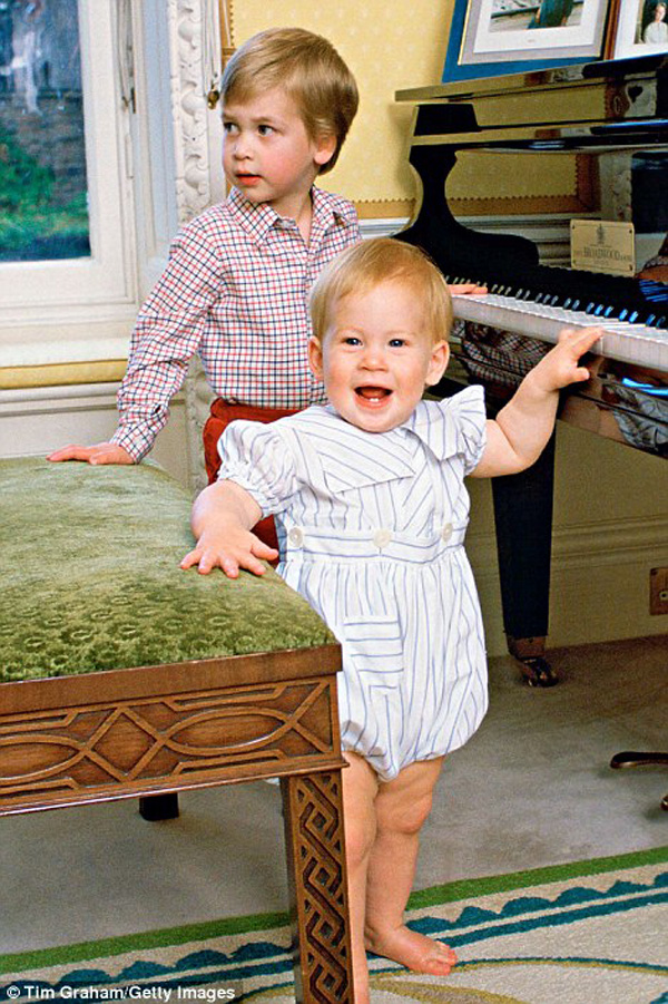 Trước khi đột ngột rời khỏi hoàng gia Anh, Hoàng tử Harry đã có tuổi ấu thơ ngọt ngào bên anh trai như thế này - Ảnh 7.
