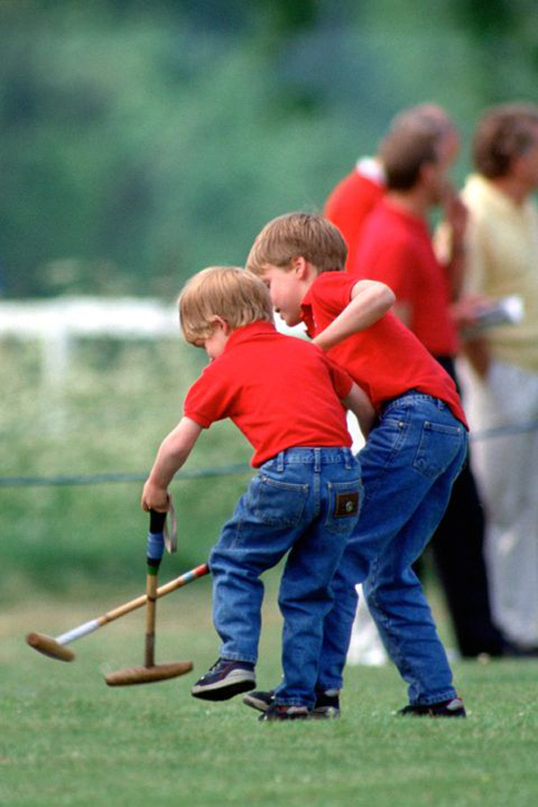 Trước khi đột ngột rời khỏi hoàng gia Anh, Hoàng tử Harry đã có tuổi ấu thơ ngọt ngào bên anh trai như thế này - Ảnh 10.